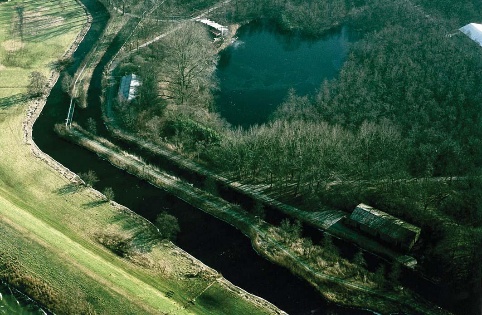 Luchtfoto van de Wielen, restanten van dijkdoorbraken