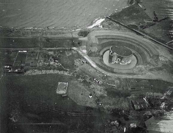 Historische luchtfoto van de ovale Westbatterij met gracht